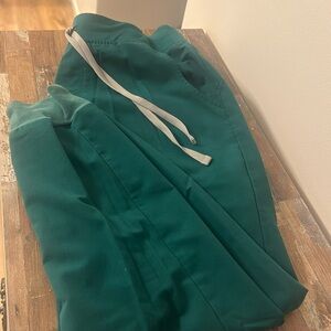 Women’s figs joggers hunter green L. Small flaw